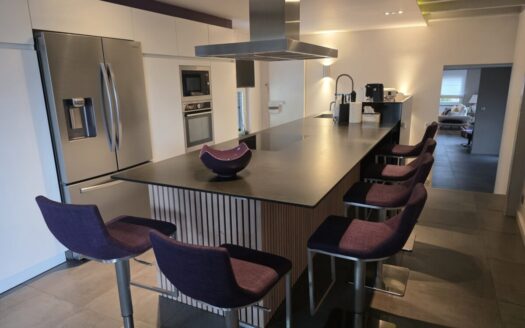 En exclusivité, propriété 6 pièces située sur un terrain clos et arboré de 10,54 ares avec piscine