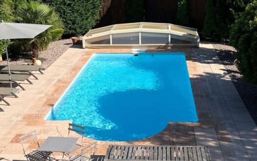 En exclusivité, propriété 6 pièces située sur un terrain clos et arboré de 10,54 ares avec piscine