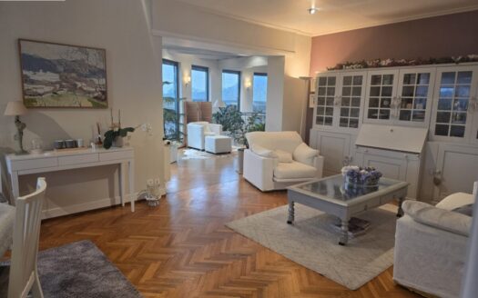 En exclusivité, villa 7 pièces 236 m2 et sa piscine intérieure