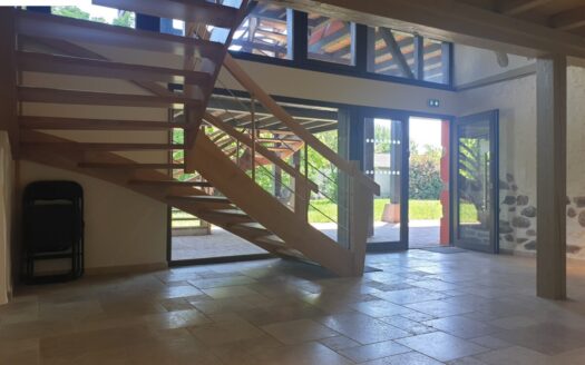 En exclusivité, grange atypique entièrement rénovée 400 m2