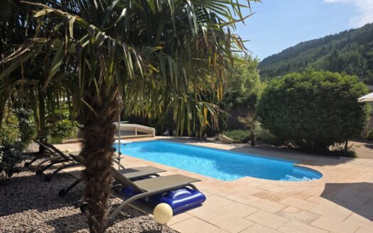 En exclusivité, propriété 6 pièces située sur un terrain clos et arboré de 10,54 ares avec piscine