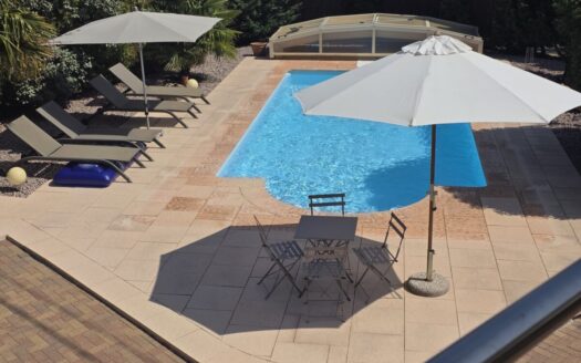 En exclusivité, propriété 6 pièces située sur un terrain clos et arboré de 10,54 ares avec piscine